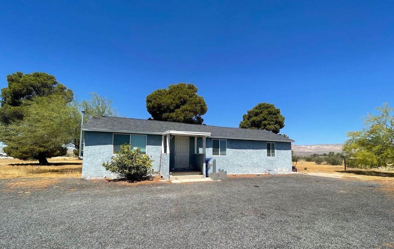 601 1/2 California City Blvd - Photo 2 of 5