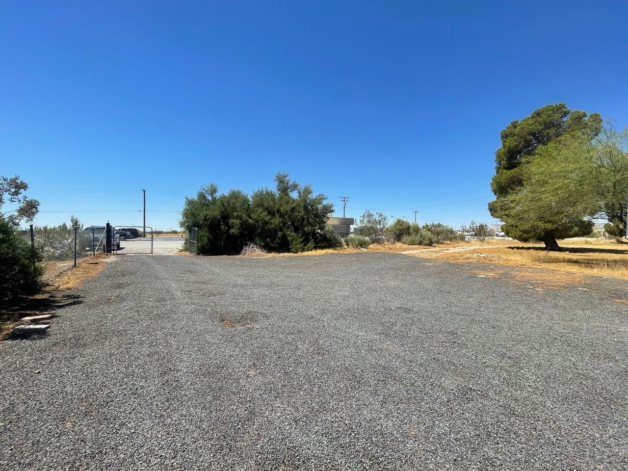 601 1/2 California City Blvd - Photo 3 of 5