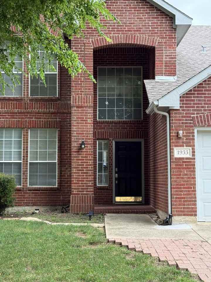 1933 Parktree Dr - Photo 2 of 9