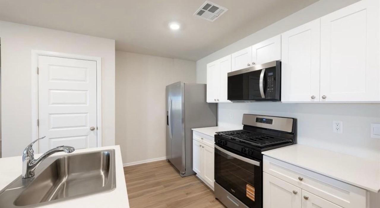 560 St Charles Pl - Photo 3 of 10