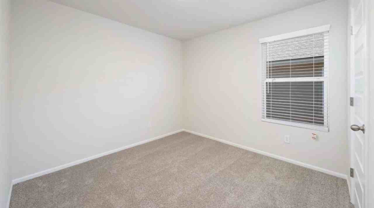 560 St Charles Pl - Photo 4 of 10