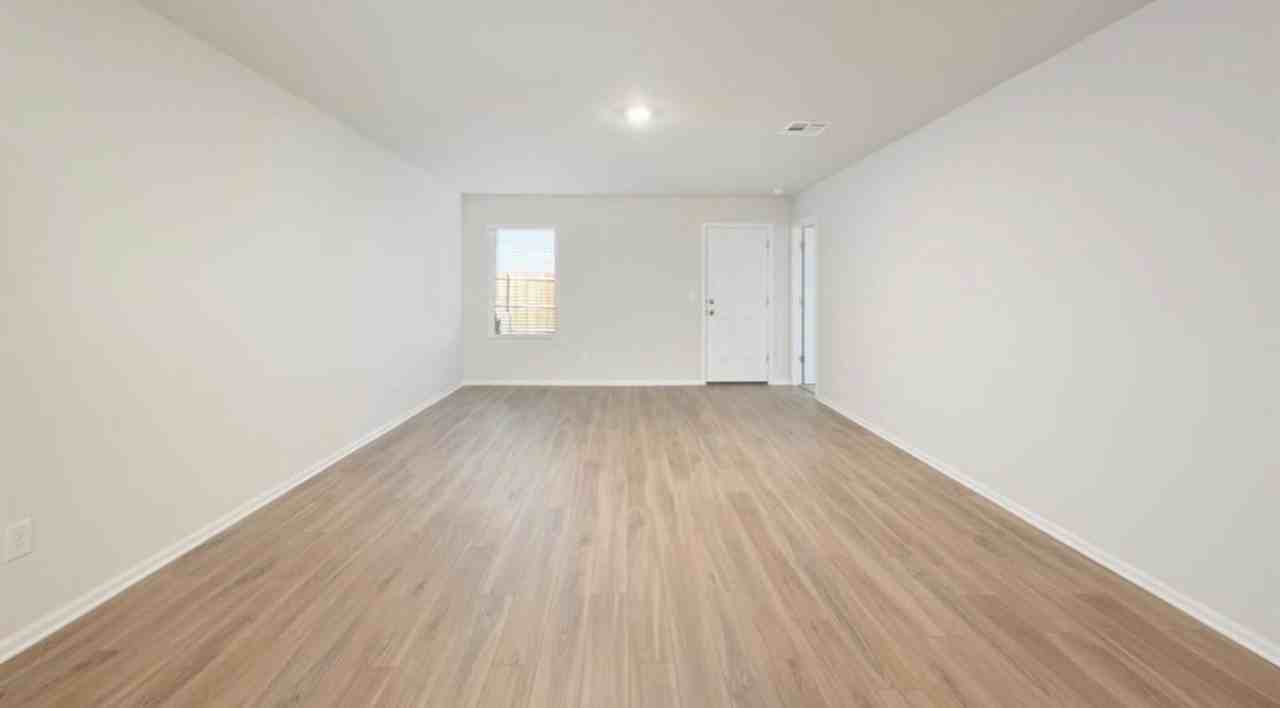 560 St Charles Pl - Photo 6 of 10