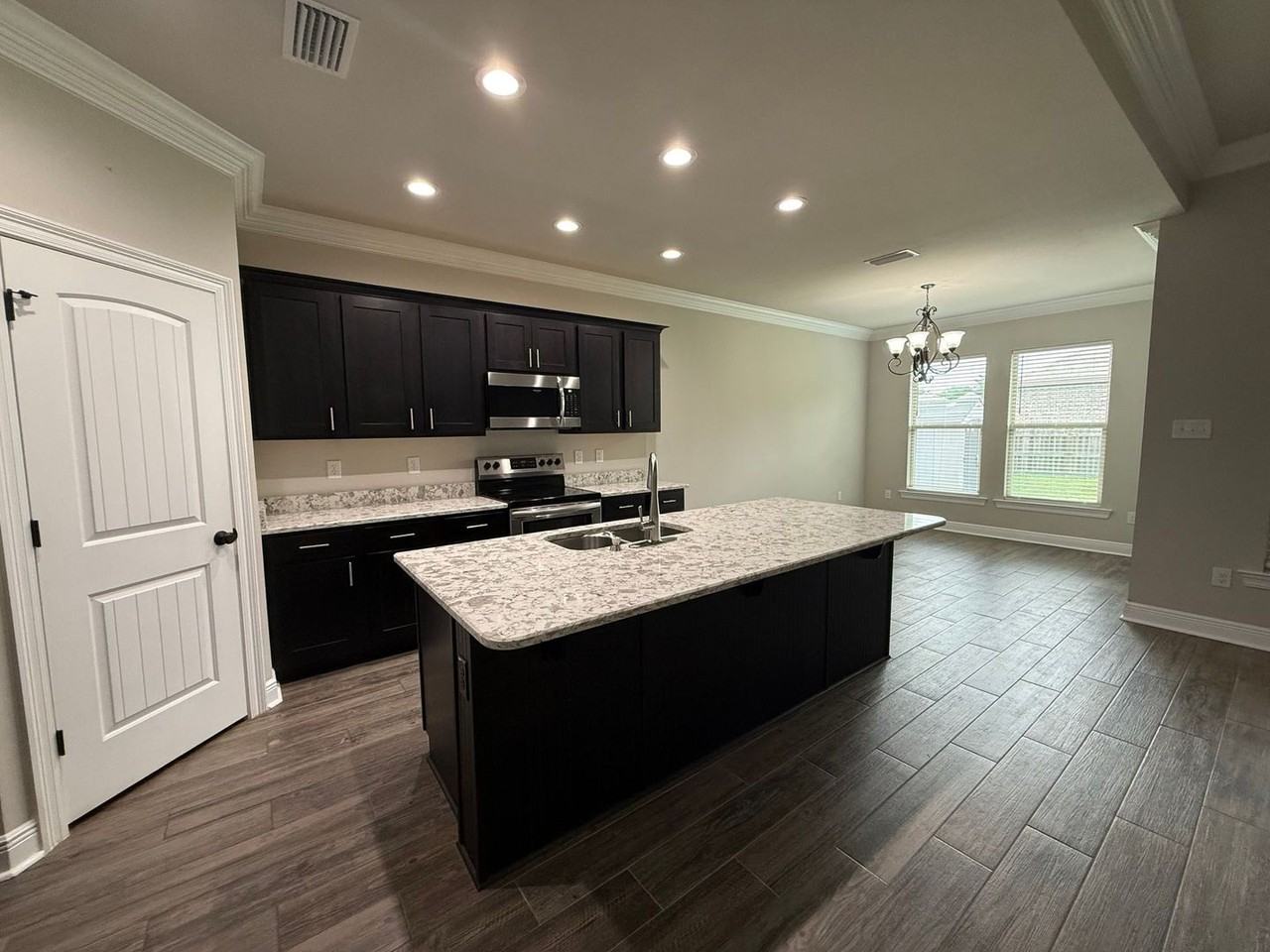 6510 Suwanee Rd - Photo 6 of 32