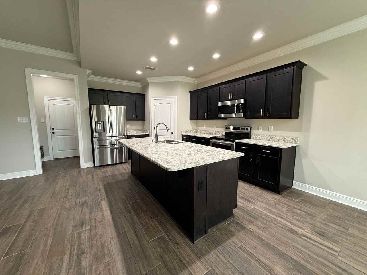 6510 Suwanee Rd - Photo 7 of 32