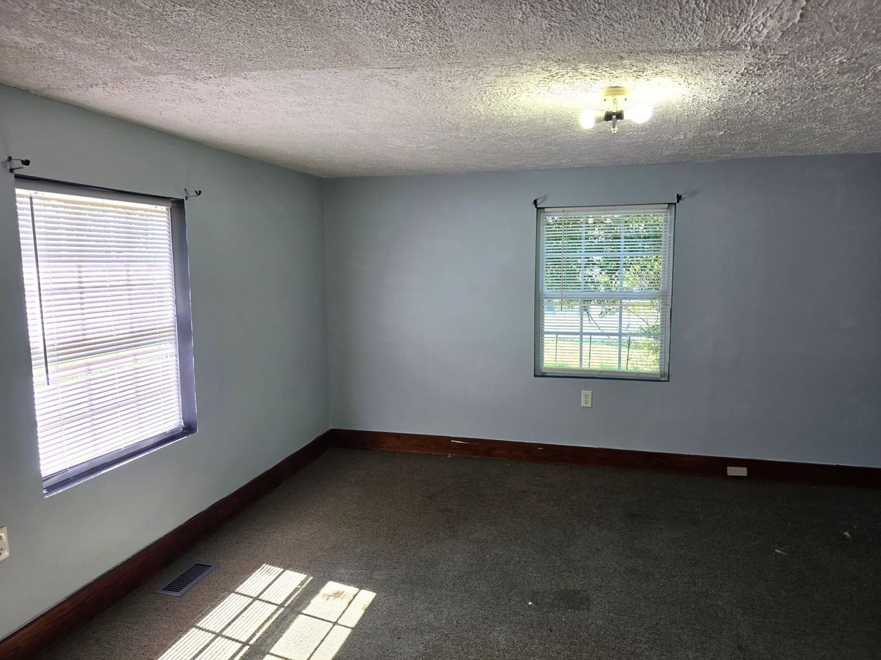 122 Rolling Hill Dr - Photo 3 of 12