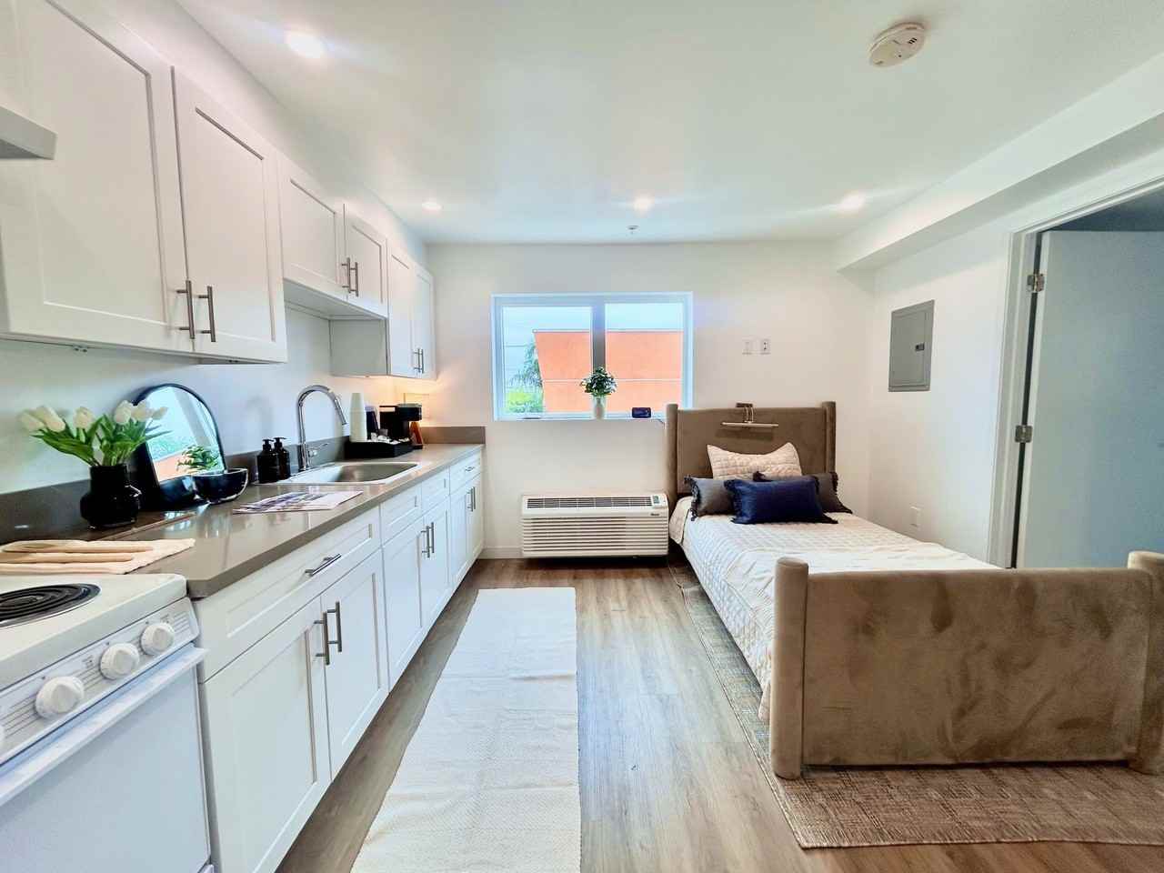685 W 4th St - Photo 3 of 8