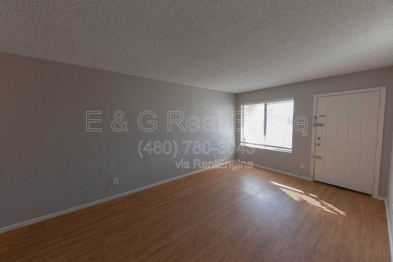 563 N Cherry - Photo 4 of 10