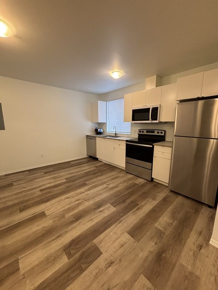 SF236 | 1 Month Free – 3 Bedroom Main Floor Home – North Edmonton - Photo 2 of 23