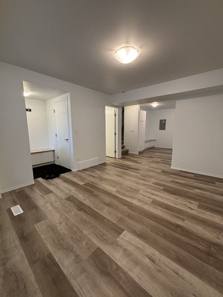 SF236 | 1 Month Free – 3 Bedroom Main Floor Home – North Edmonton - Photo 3 of 23
