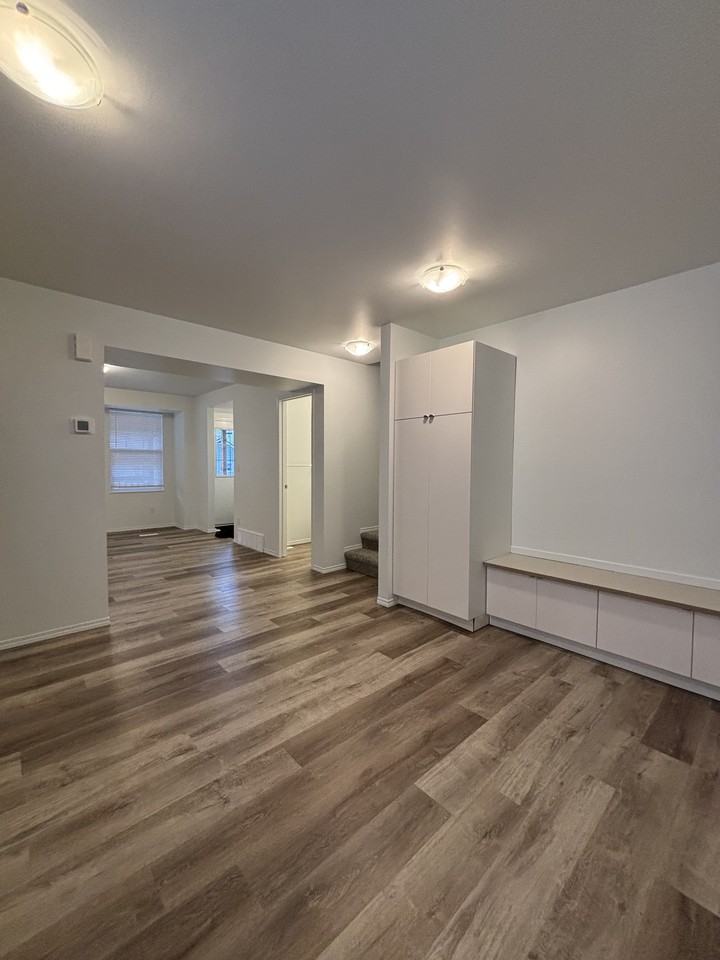 SF236 | 1 Month Free – 3 Bedroom Main Floor Home – North Edmonton - Photo 4 of 23