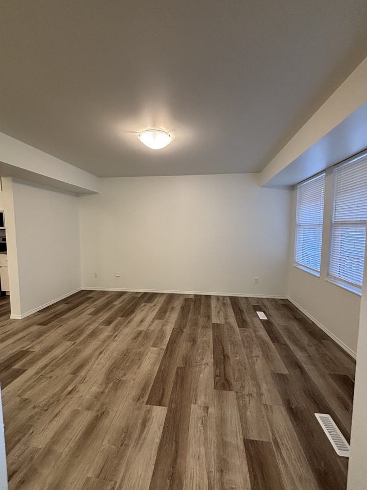 SF236 | 1 Month Free – 3 Bedroom Main Floor Home – North Edmonton - Photo 5 of 23