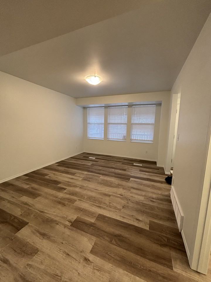 SF236 | 1 Month Free – 3 Bedroom Main Floor Home – North Edmonton - Photo 6 of 23