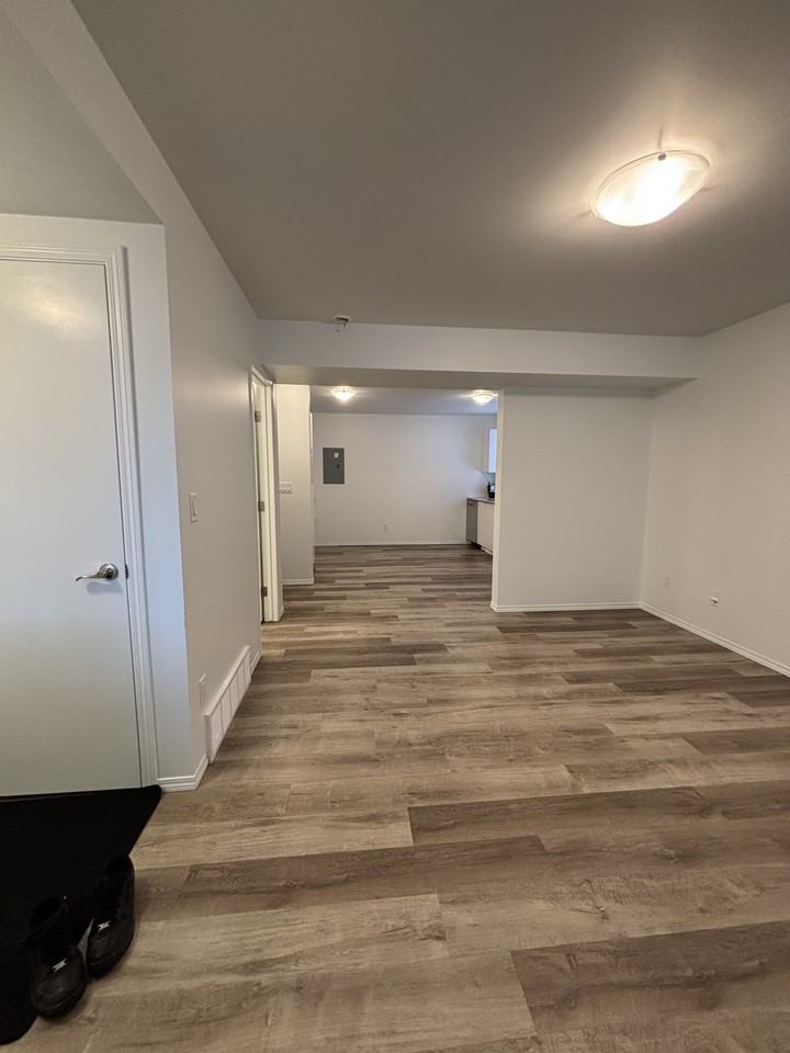 SF236 | 1 Month Free – 3 Bedroom Main Floor Home – North Edmonton - Photo 7 of 23