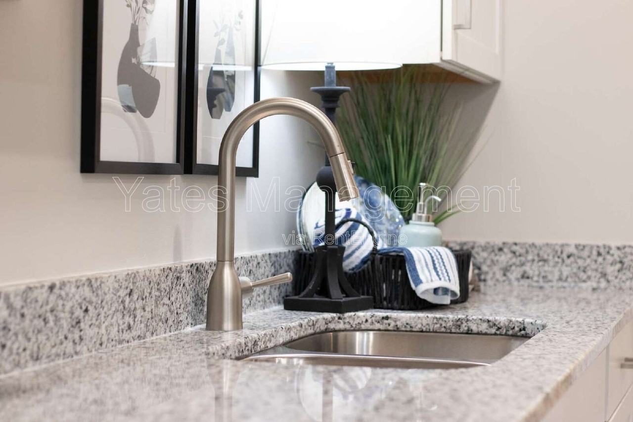 411 W Mcpherson Ave #206 - Photo 5 of 50