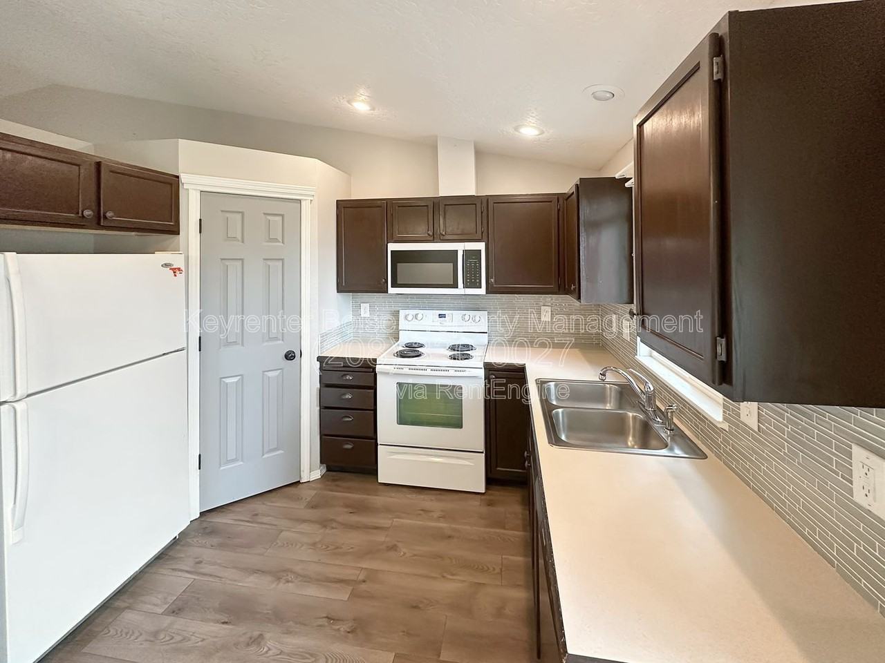 1017 W Edwards Ave - Photo 5 of 16