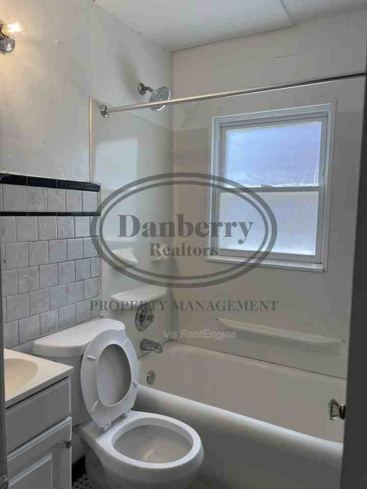1909 Kensington Rd #1 - Photo 7 of 8