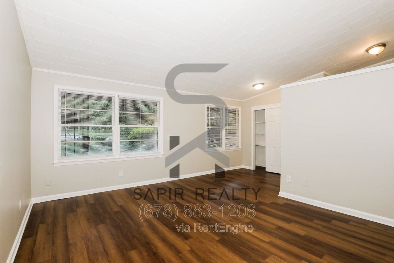 1055 Pine St Ne - Photo 2 of 16