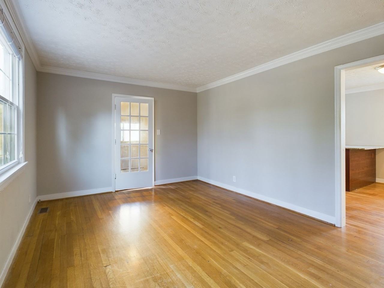 2513 Libbie Ave - Photo 5 of 36