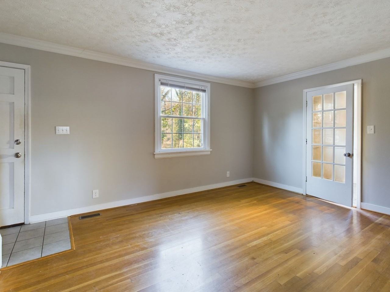 2513 Libbie Ave - Photo 6 of 36