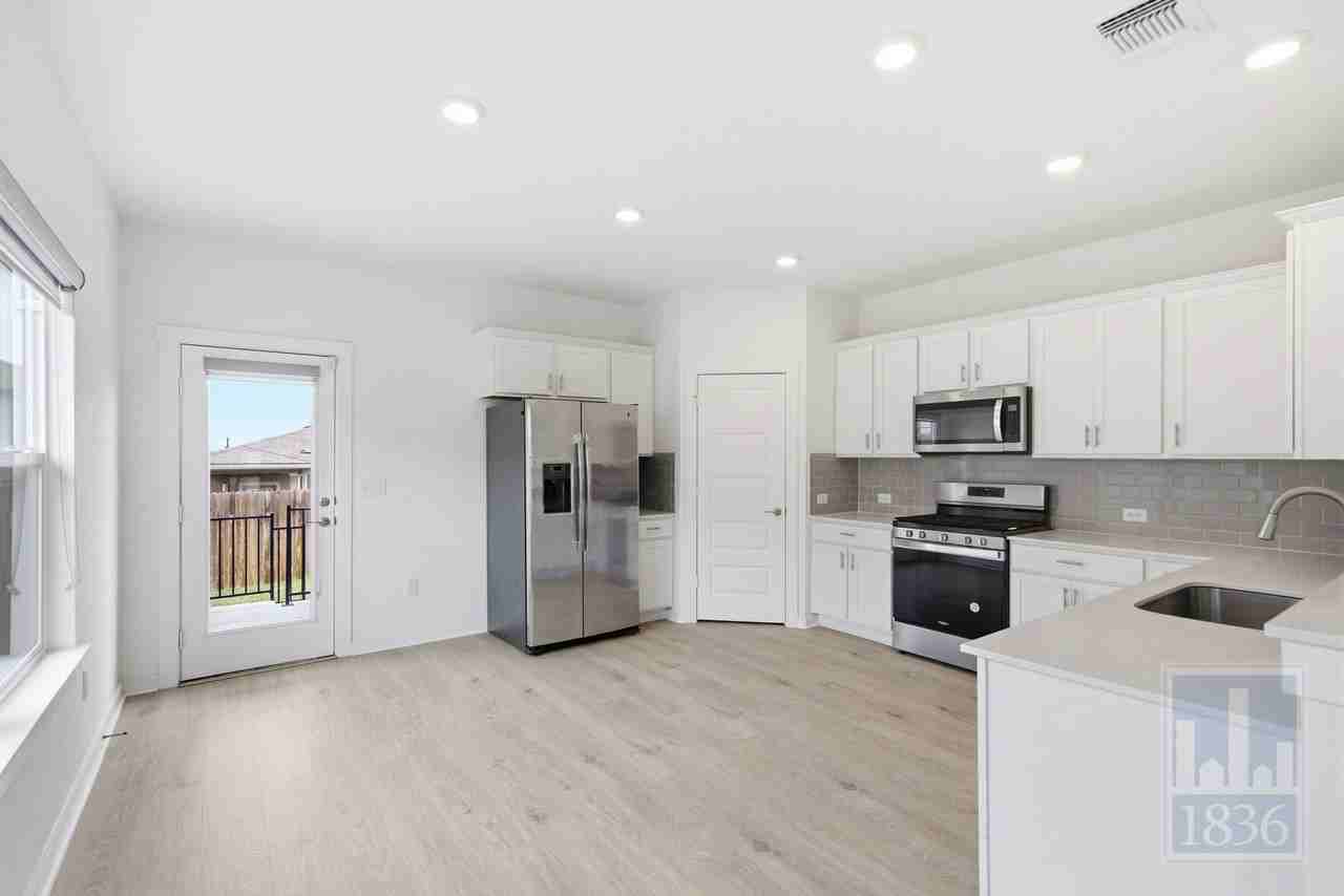 10925 Tildon Ave - Photo 7 of 50