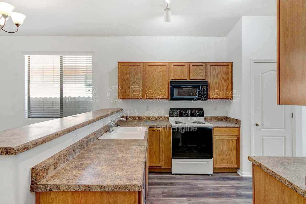 17228 W Elm St - Photo 4 of 30