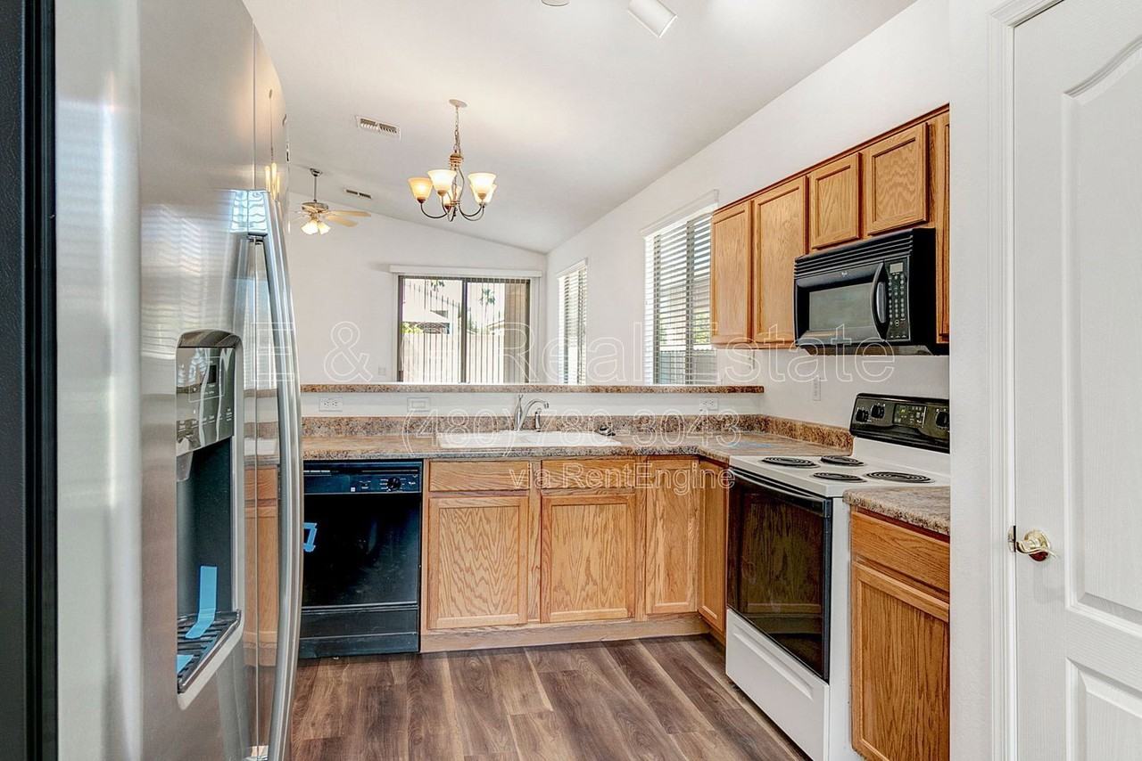 17228 W Elm St - Photo 5 of 30