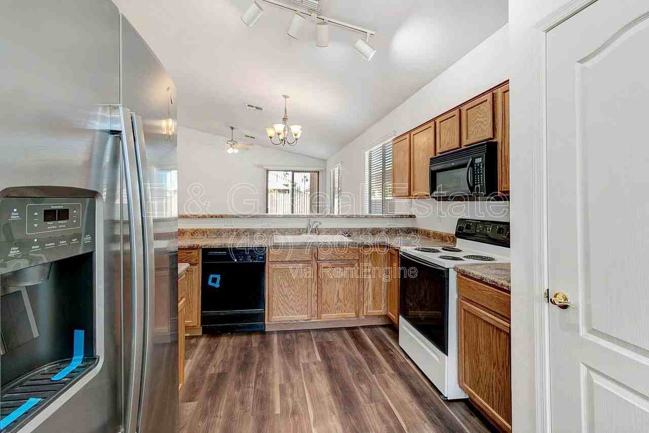 17228 W Elm St - Photo 6 of 30