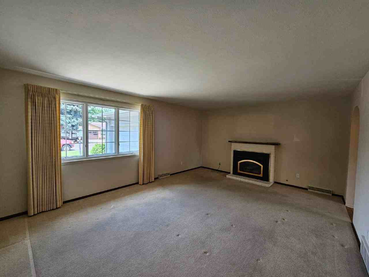 250 E Graves Ave - Photo 4 of 23