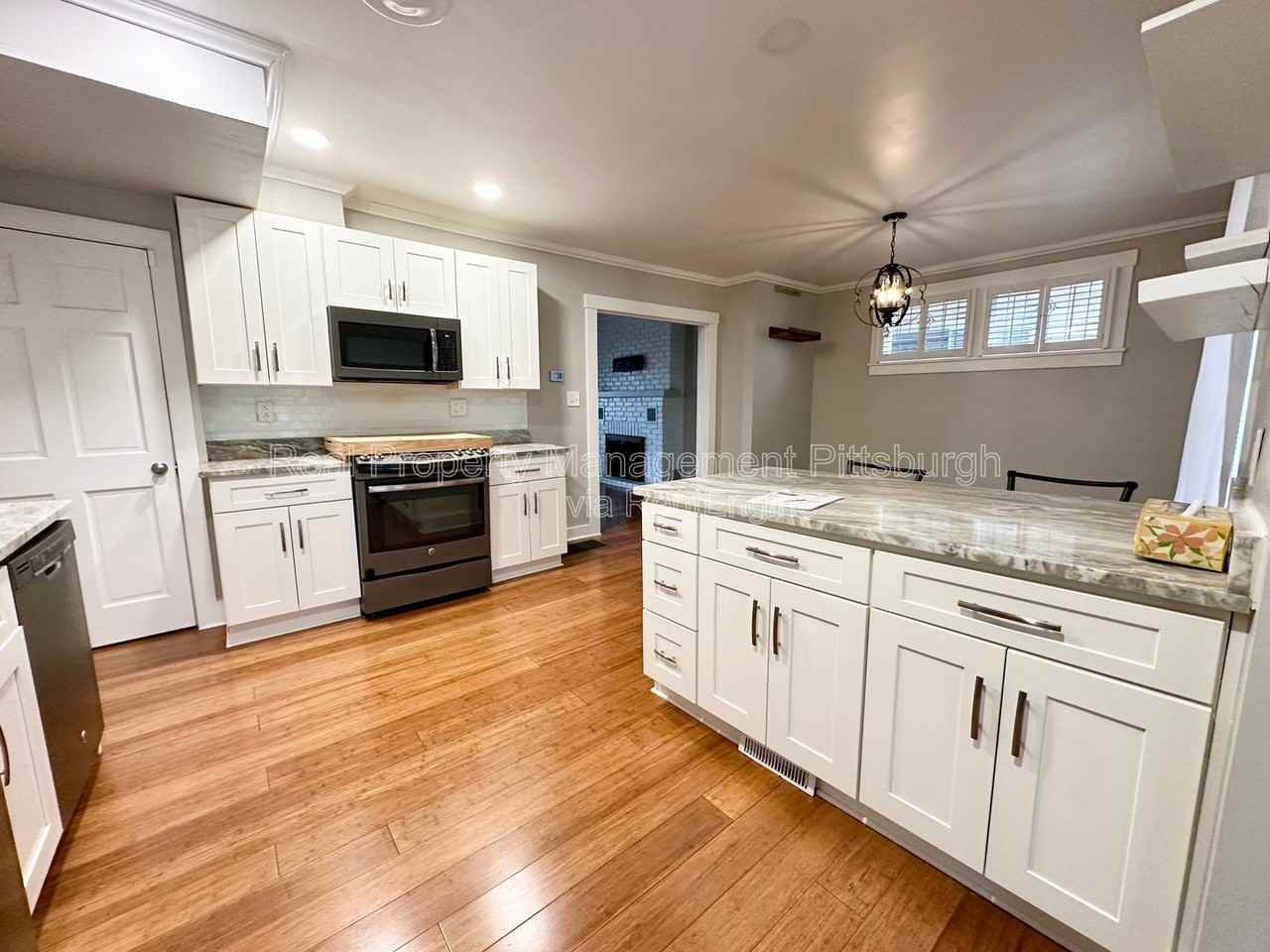 1112 Kelton Ave - Photo 2 of 17