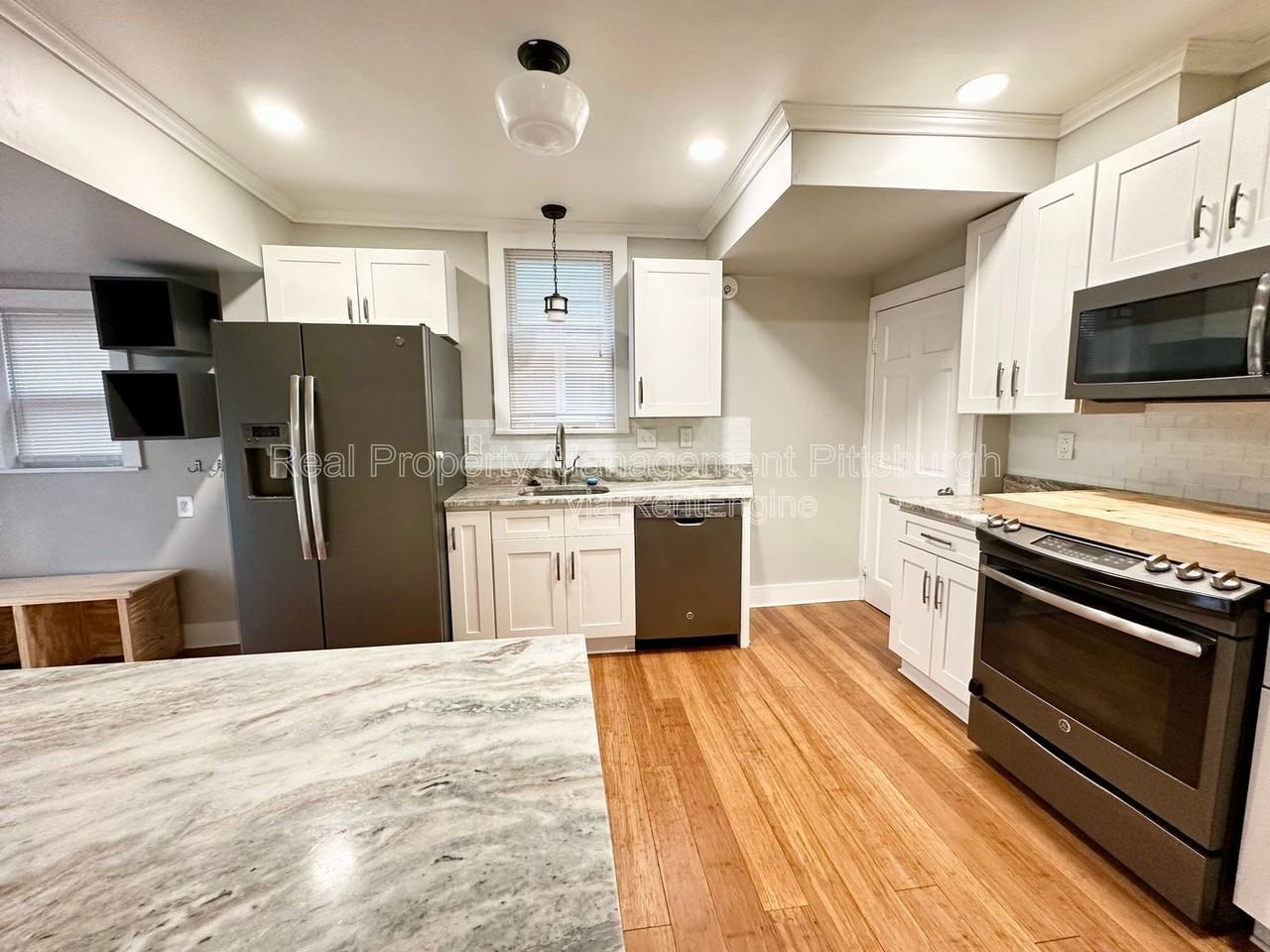 1112 Kelton Ave - Photo 4 of 17