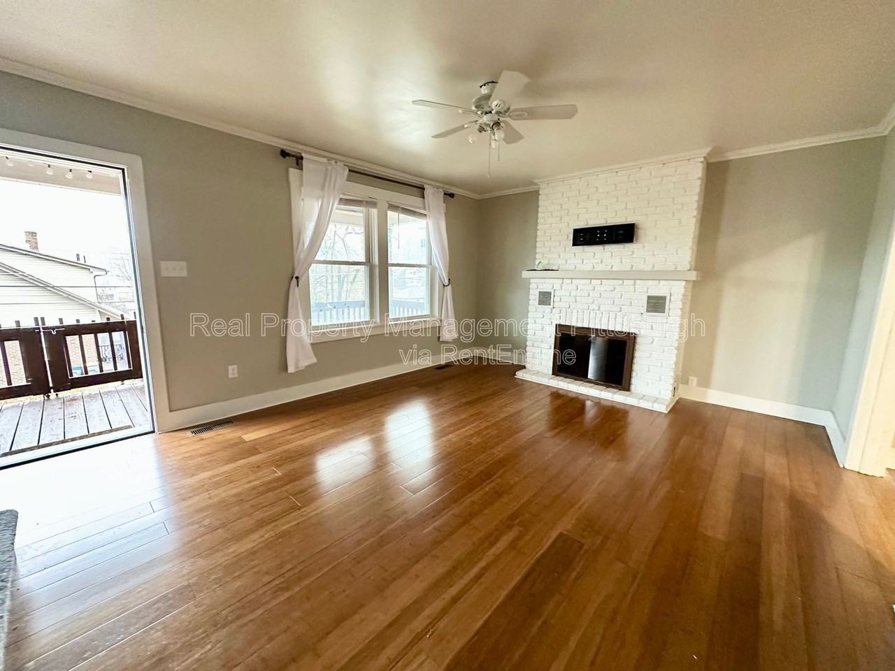 1112 Kelton Ave - Photo 5 of 17