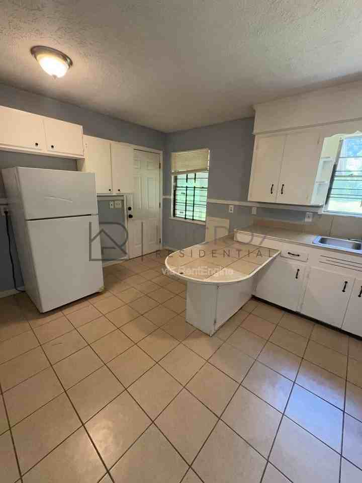 1339 Maria Dr - Photo 5 of 16