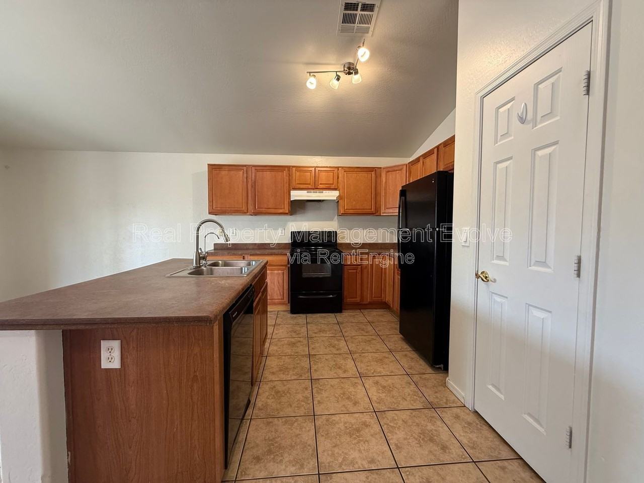 1225 W Shumway Farm Rd - Photo 7 of 29