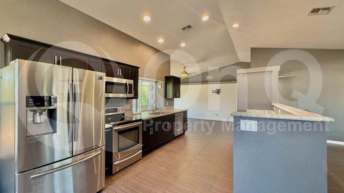 18439 N 56th Dr - Photo 3 of 20