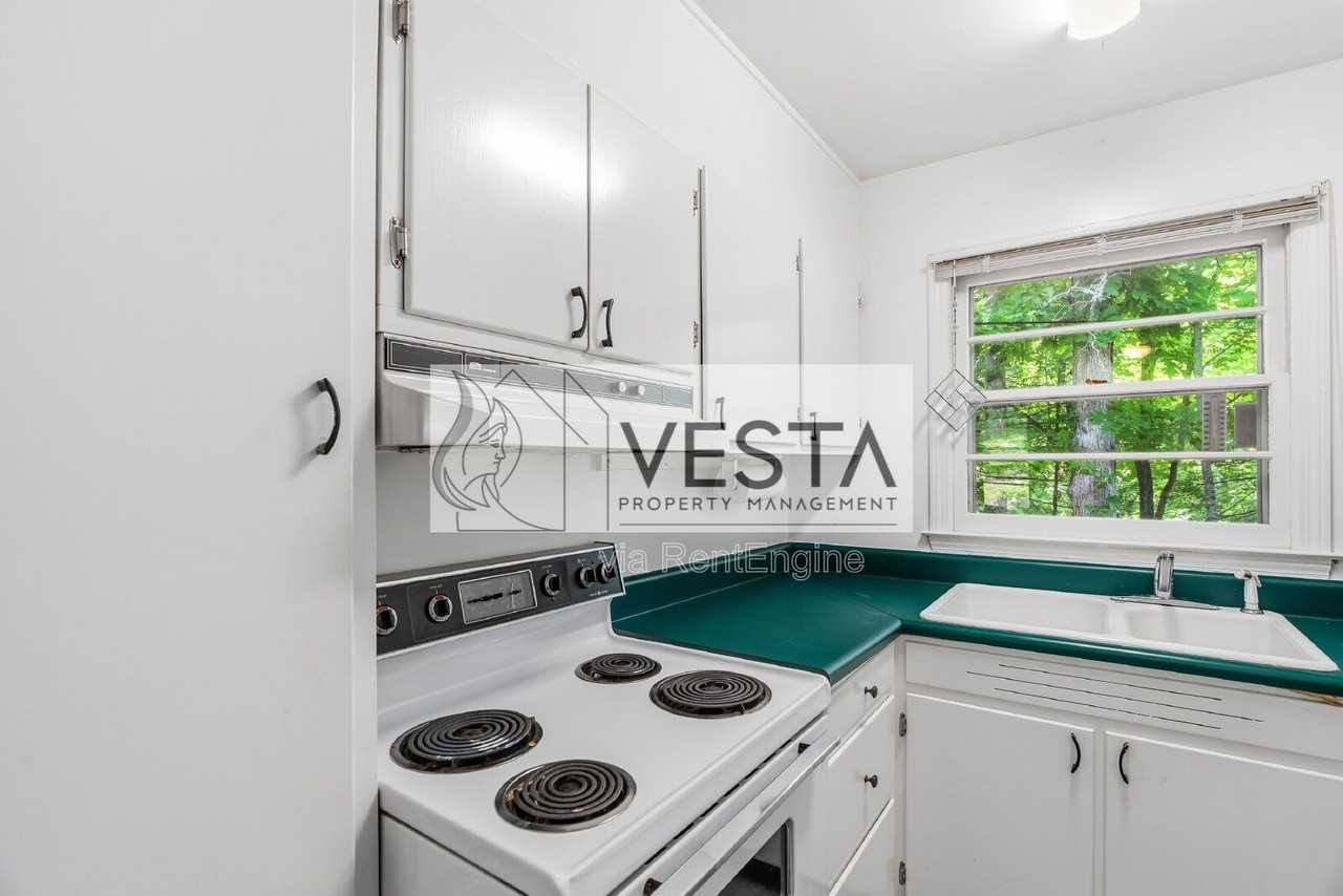 12 La Salle Ln - Photo 3 of 19