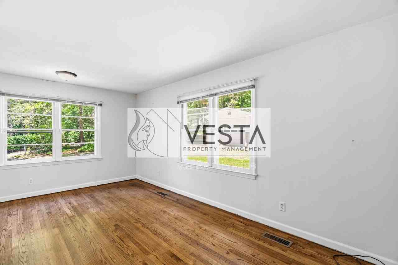 12 La Salle Ln - Photo 4 of 19