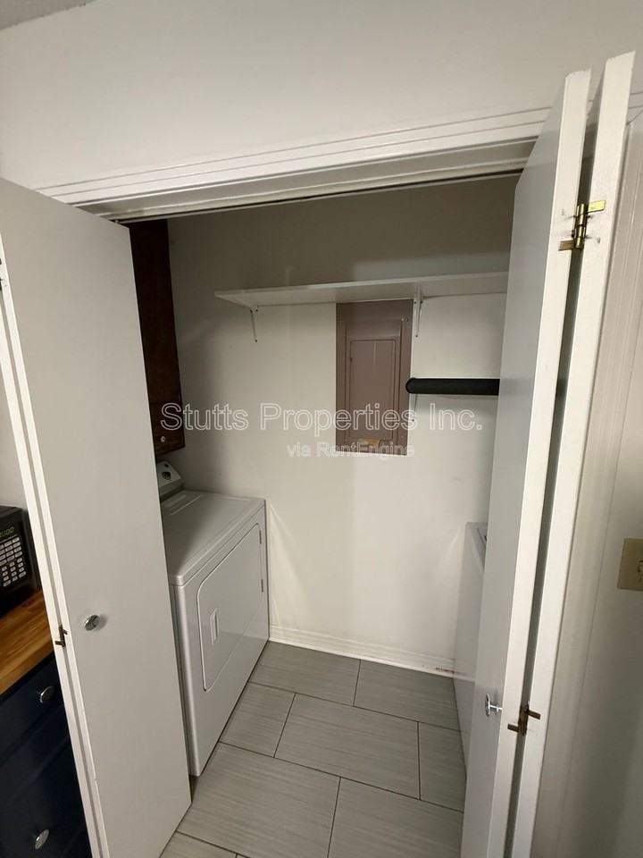 913 Waverly Ave - Photo 3 of 11