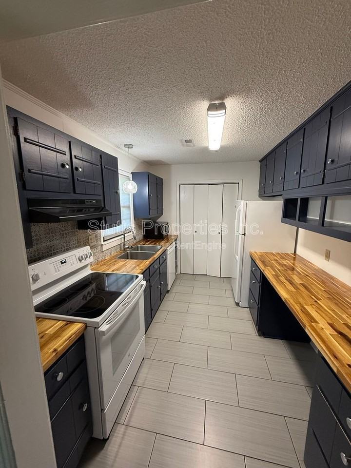 913 Waverly Ave - Photo 4 of 11