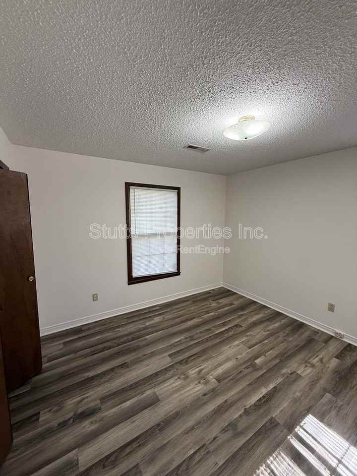 913 Waverly Ave - Photo 6 of 11