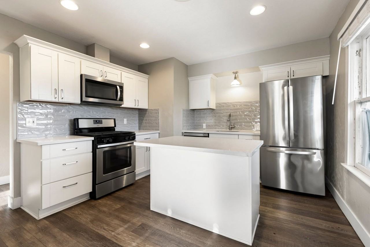5532 N Haight Ave - Photo 2 of 21