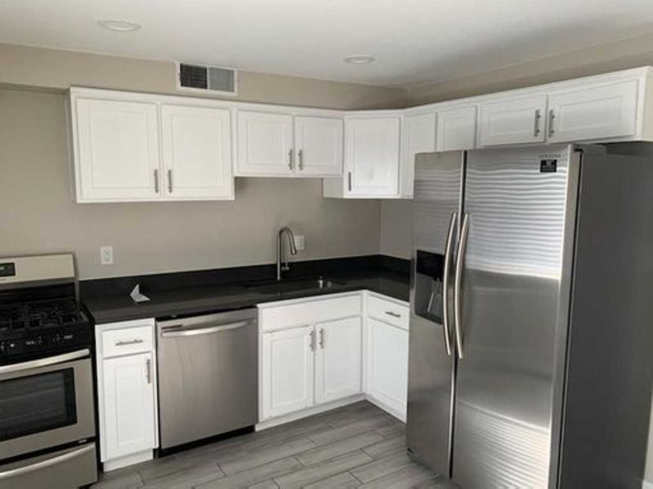 714 E 10th St #3 - Photo 3 of 35