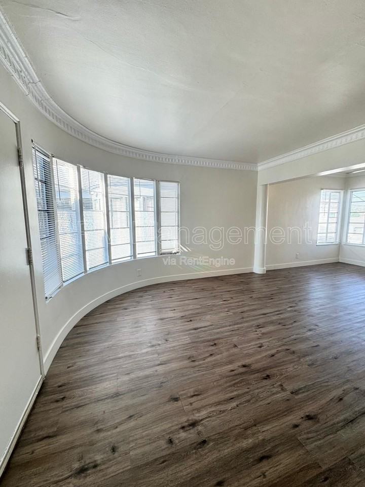 1043 1/2 S Norton Ave - Photo 2 of 12