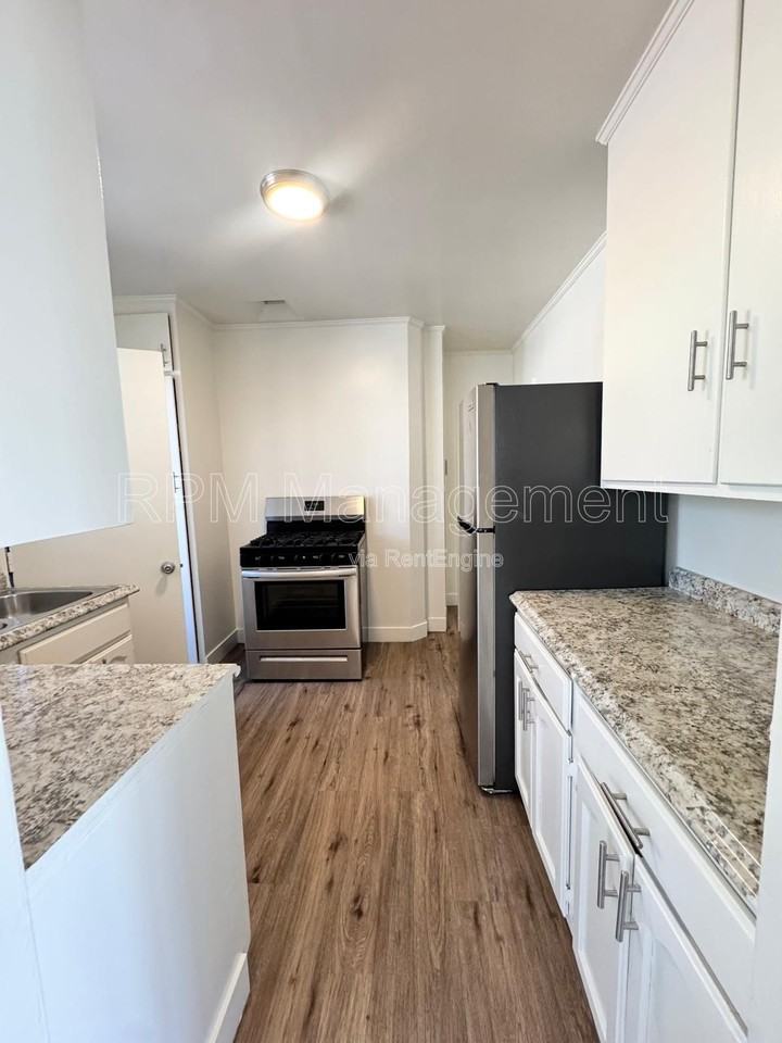 1043 1/2 S Norton Ave - Photo 3 of 12