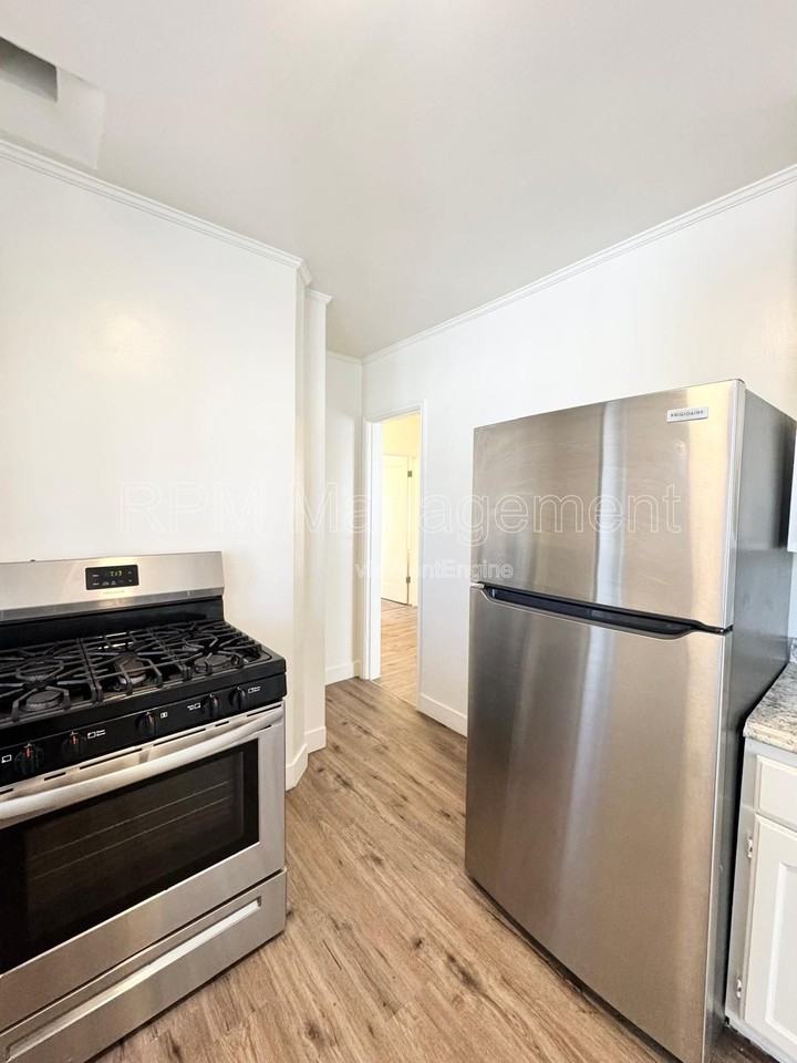 1043 1/2 S Norton Ave - Photo 4 of 12