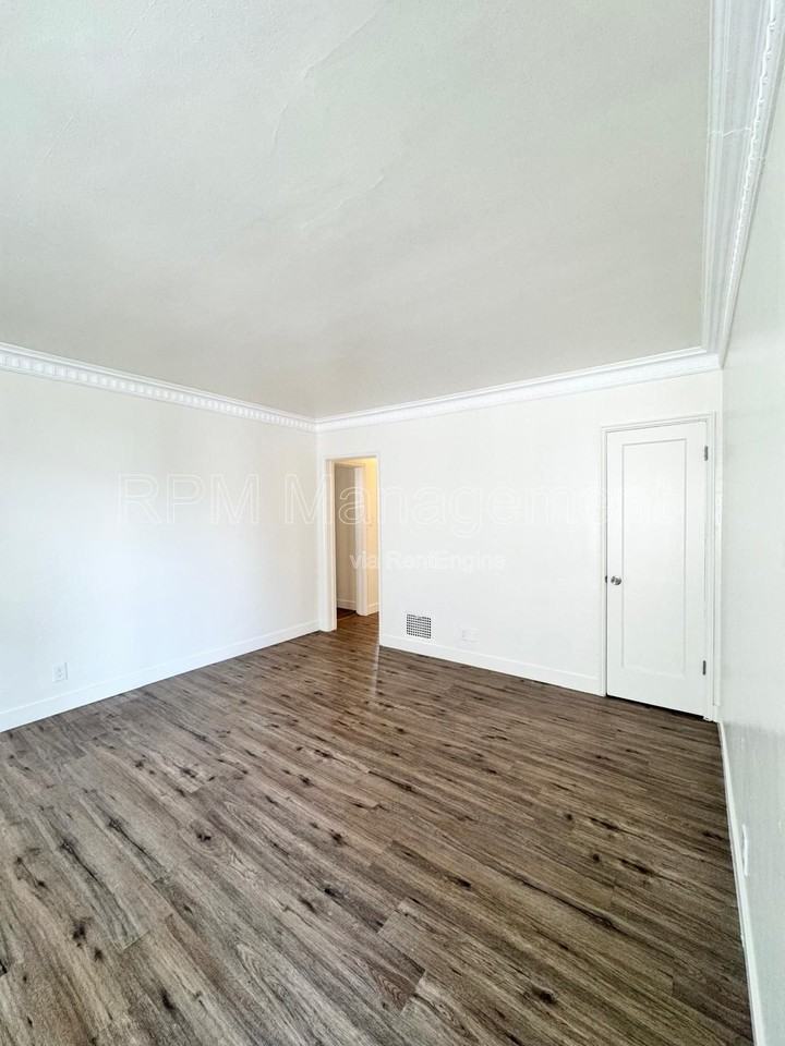 1043 1/2 S Norton Ave - Photo 5 of 12