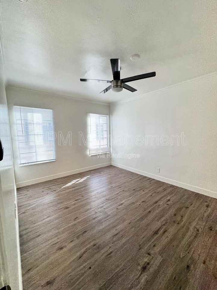 1043 1/2 S Norton Ave - Photo 6 of 12