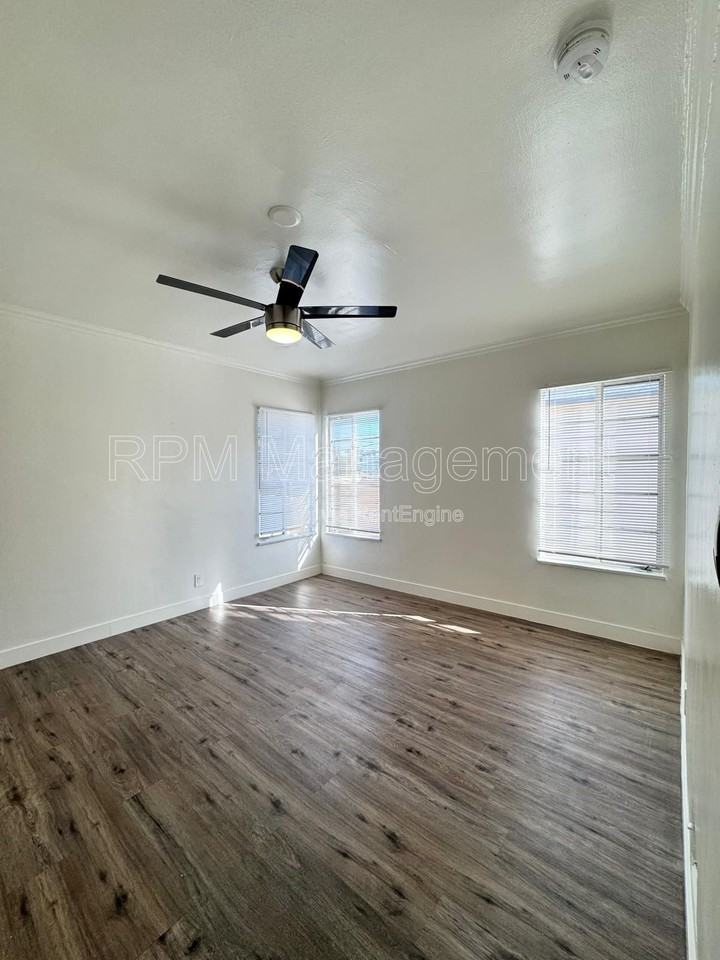 1043 1/2 S Norton Ave - Photo 7 of 12
