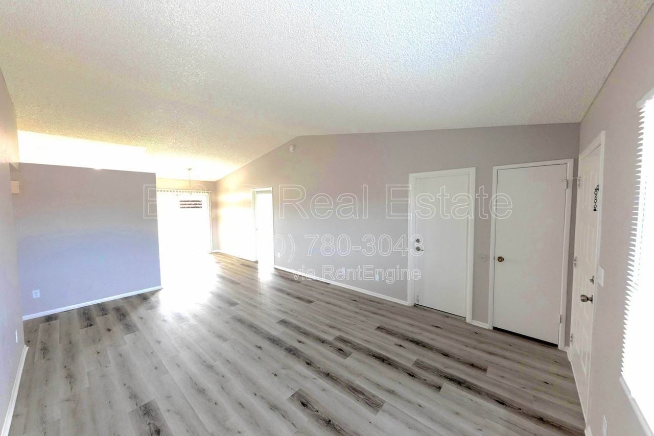 10713 W Campbell Ave - Photo 3 of 28