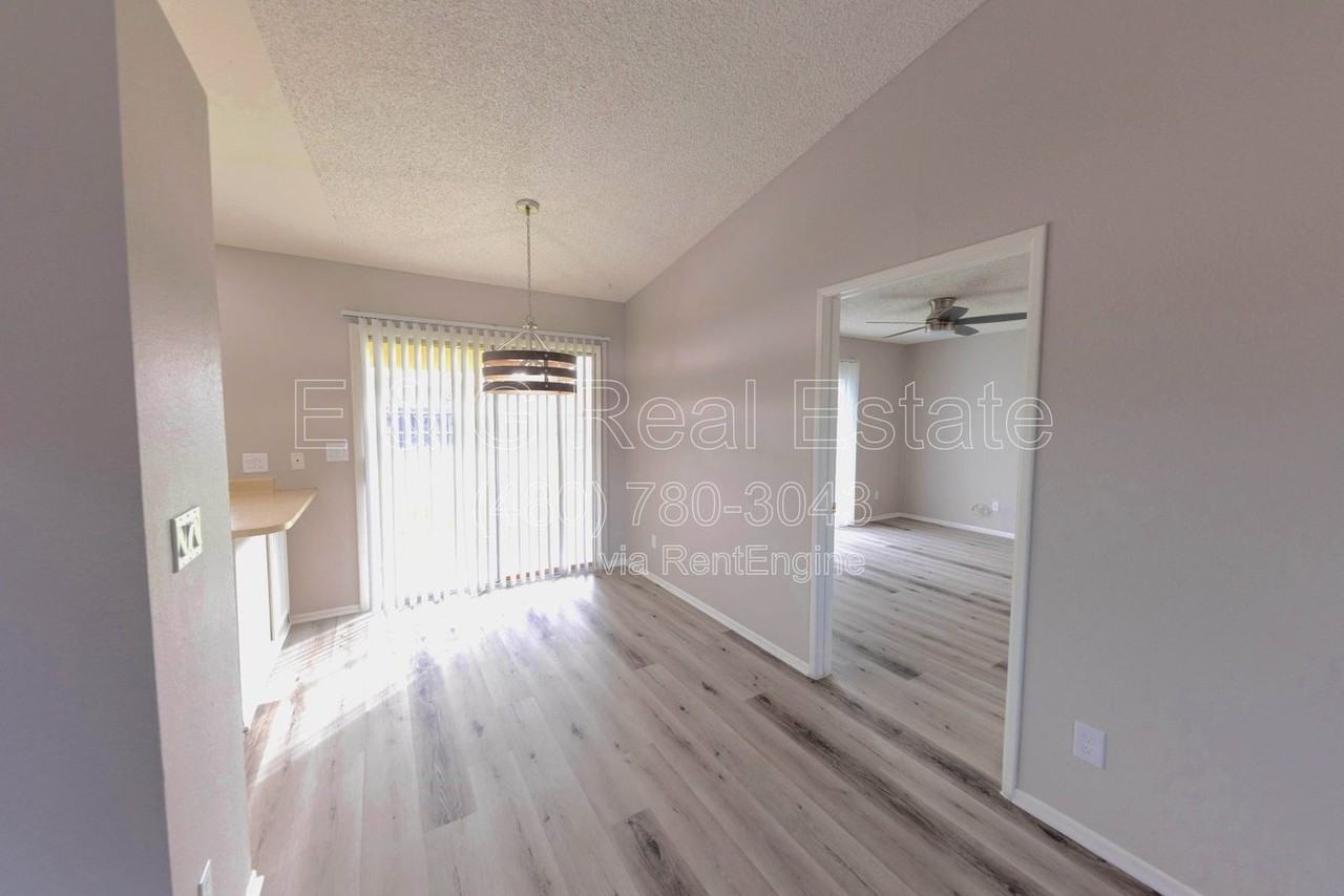 10713 W Campbell Ave - Photo 4 of 28
