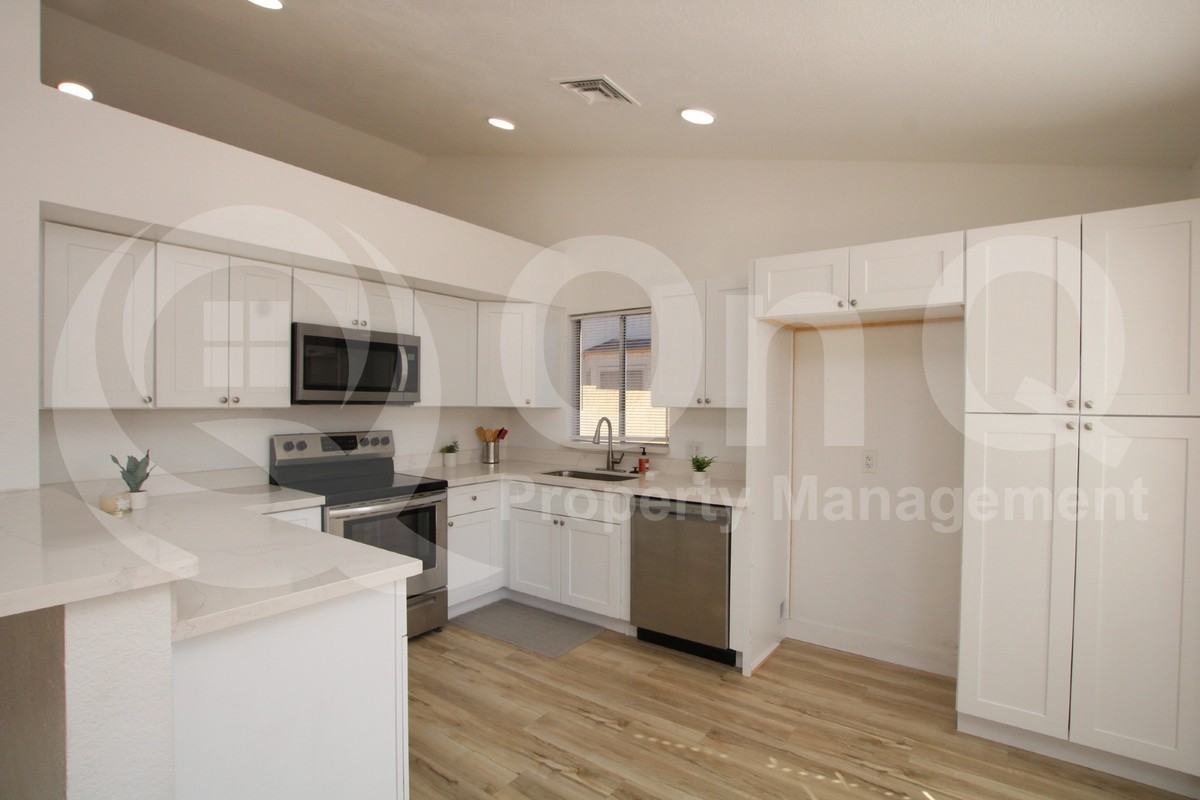 7849 W Hearn Rd - Photo 2 of 18